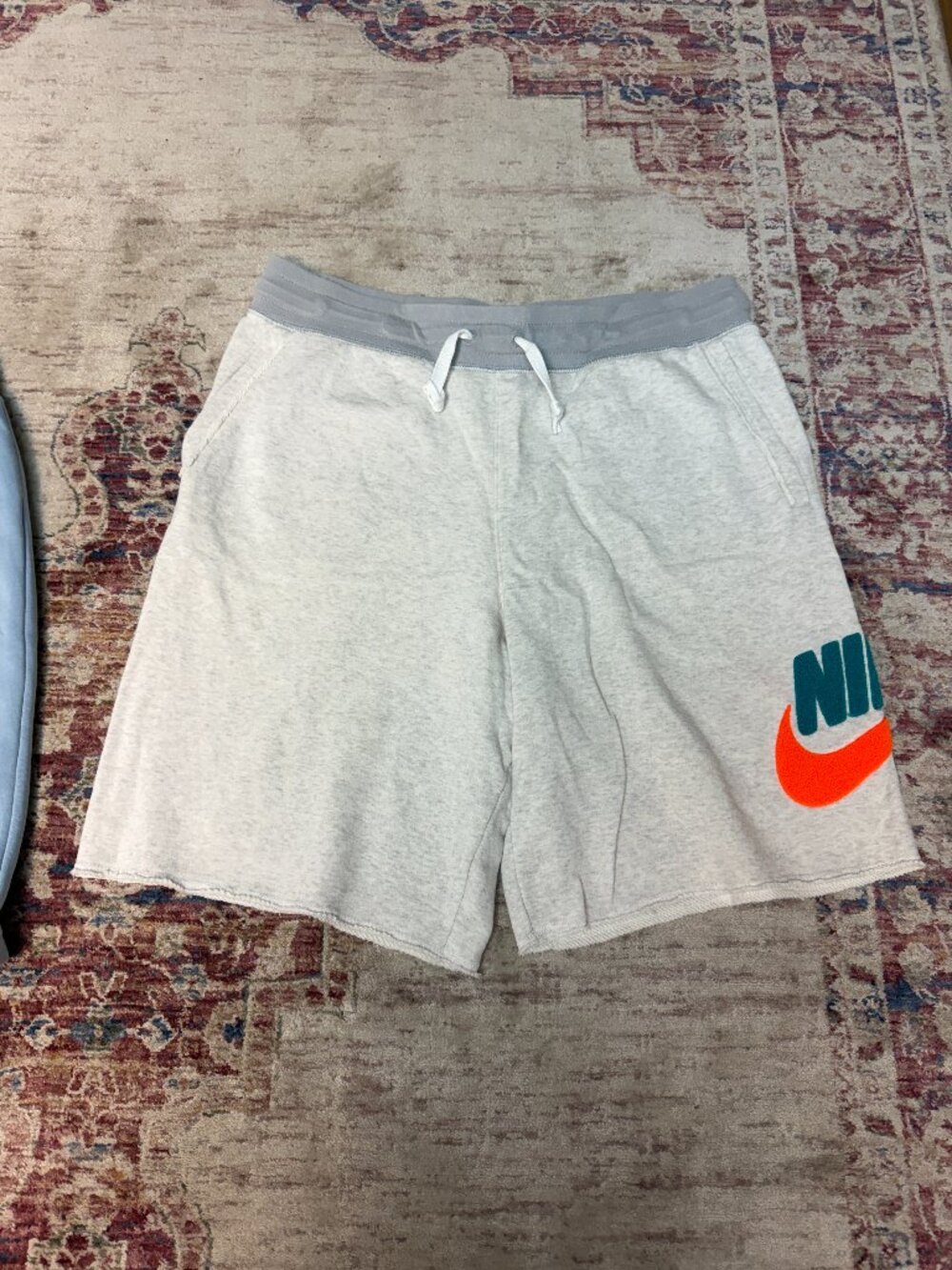 Nike Heritage Alumni Men’s light gray Sweat short Shorts Size Large-Great Shape!